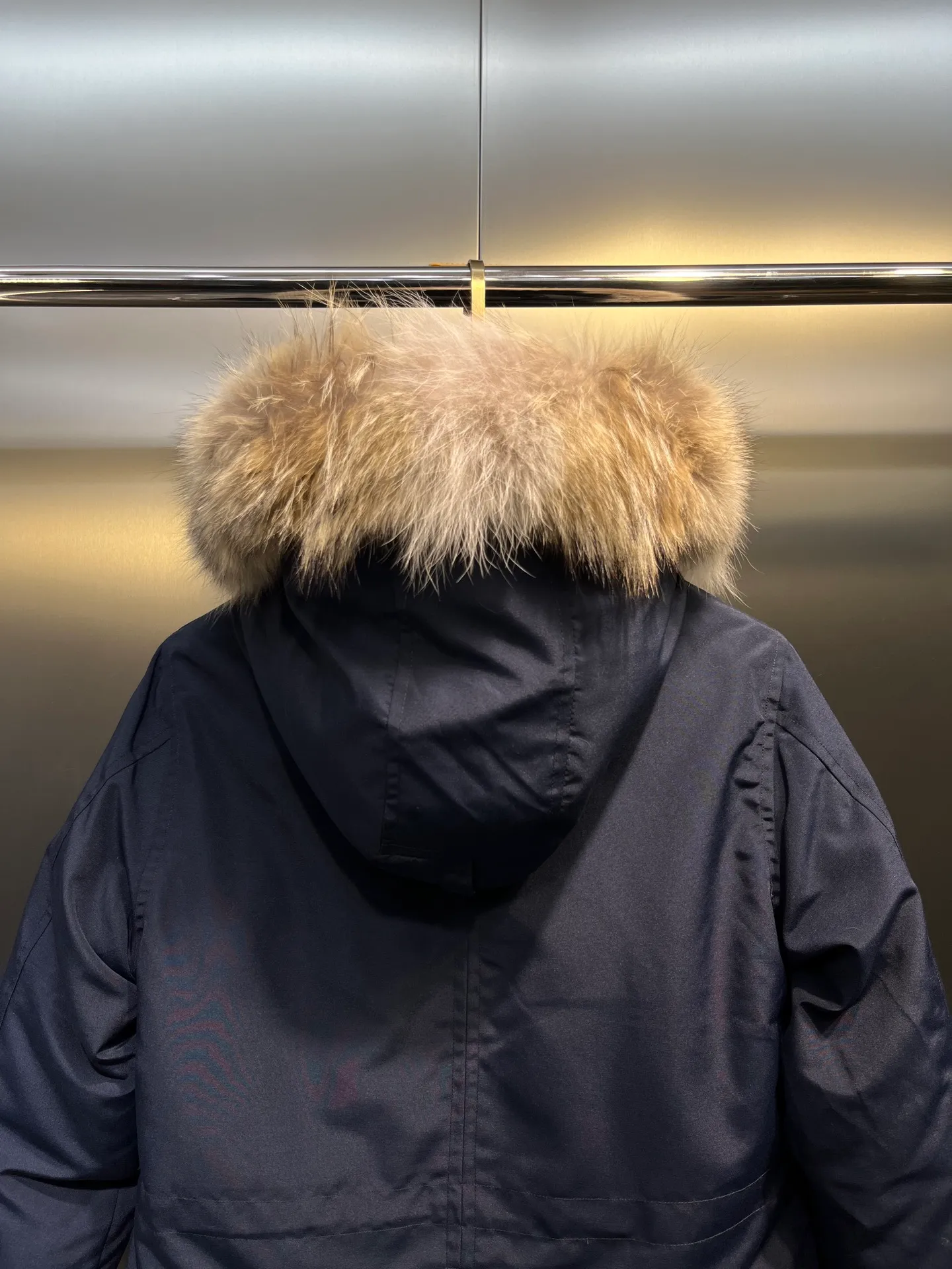 P860 Canada goose/Canada Goose 05 model 2580LA CANADA GOOSE/Canada Goose Rossclair parka women's down jacket, authentic original clothing molding, all accessories are custom-made from the original factory. This model is very unique. The zipper at the back can be opened to change into a dovetail style, with diagonal pockets and a layer of hidden pockets underneath. The official website has become a popular model. The softness and hardness of the fabric are compared with the genuine ones. It can be restored by kneading at will (fabric misunderstanding: fabrics with high hardness are not waterproof. Only those who buy the latest genuine version this year will notice the softness and comfort of the fabrics). The down is synchronized with the genuine white duck down. It is fluffy and not lumpy. The electronically controlled down charging machine is used to fill the zippers with customized genuine YKK zippers. High hardness and no lag. The fur collar is purchased from the same manufacturer as Wolf Hair. (Cooperative factory 2019 Canadian wolf skin auction and Big Goose official auction of wolf skin fur collars on the same site) All workmanship and wiring are controlled by workers with more than ten years of service. They must be horizontal and vertical, and are not crooked. The density of the inner wiring is more exquisite. Compare at will. Big goose label, collar label, washed label, hang tag, zipper rope, pocket label, back label, collar velvet, Velcro fasteners, all details of the cuffs are updated simultaneously with the original product, the best version, and the most complete color matching. The fighter in World 05 battles various world goods. Size: XS-XL